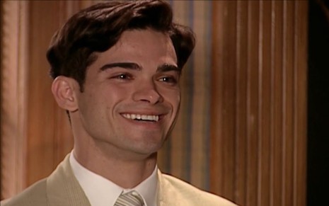 O ator Sidney Sampaio sorrindo em cena como o personagem Felipe em Alma Gêmea