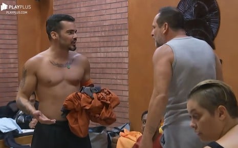 Fábio Gontijo e Ricardo Costa discutem em pé, enquanto MC Mari aparece no canto da imagem